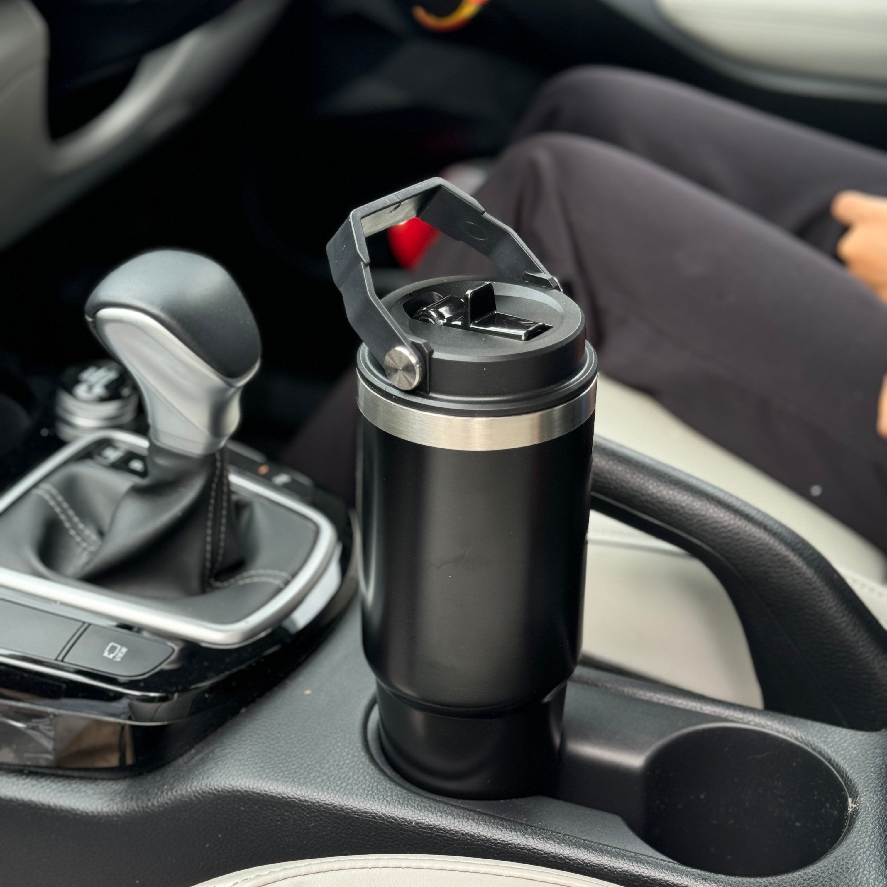 Stan: 900ml Leakproof & Insulated Stainless Steel Tumbler with Handle, Straw & Double-Wall Design for Hot & Cold Drinks