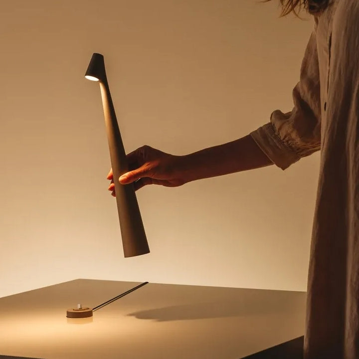 GeekSleek: Minimal Table Lamp