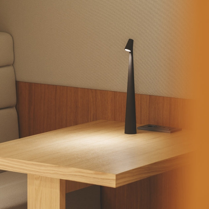 GeekSleek: Minimal Table Lamp