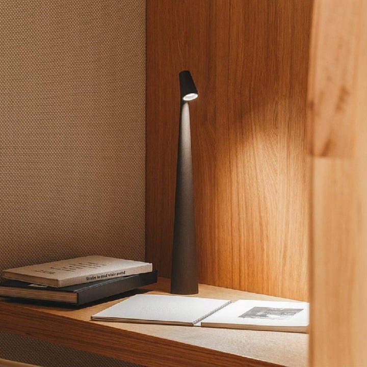 GeekSleek: Minimal Table Lamp