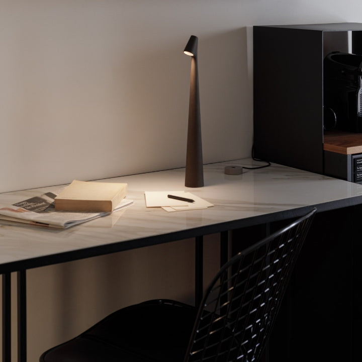 GeekSleek: Minimal Table Lamp