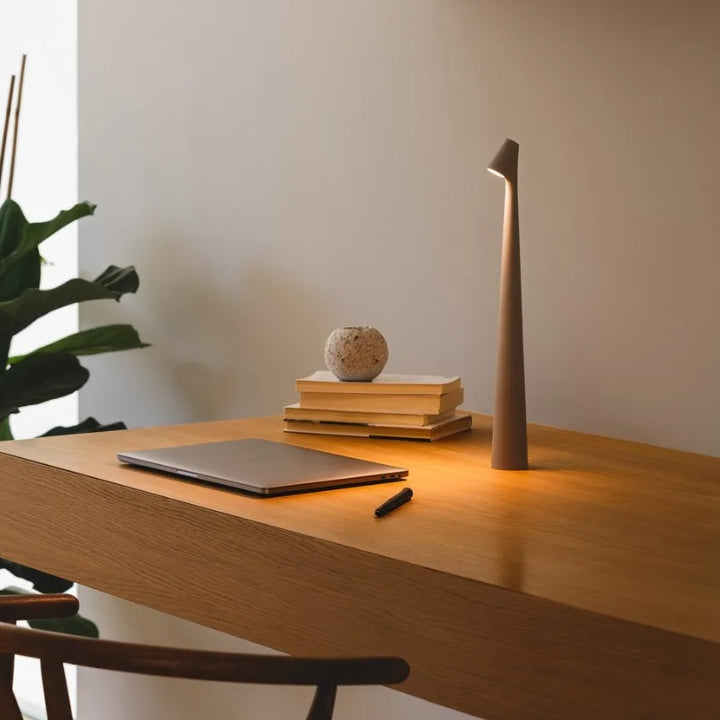 GeekSleek: Minimal Table Lamp